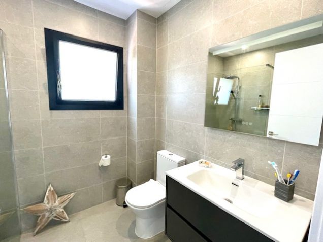 Shared shower room first floor