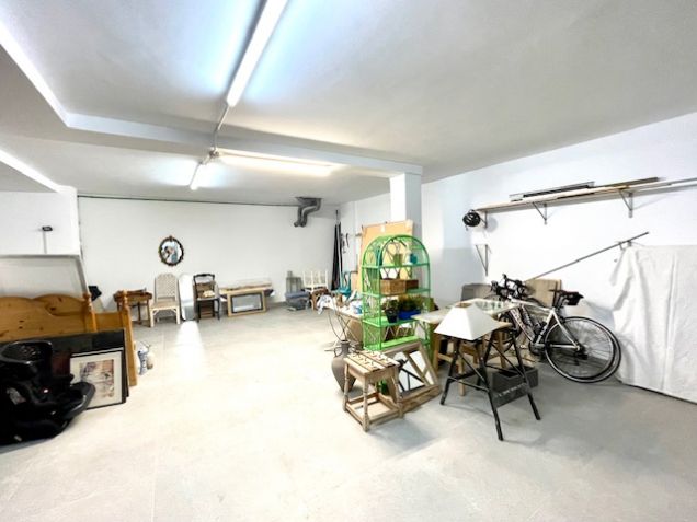 Large basement with internal and external access